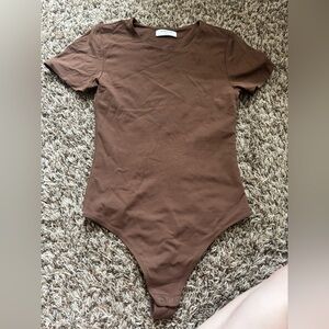 Aritzia Babaton Contour Brown Short-Sleeve Bodysuit